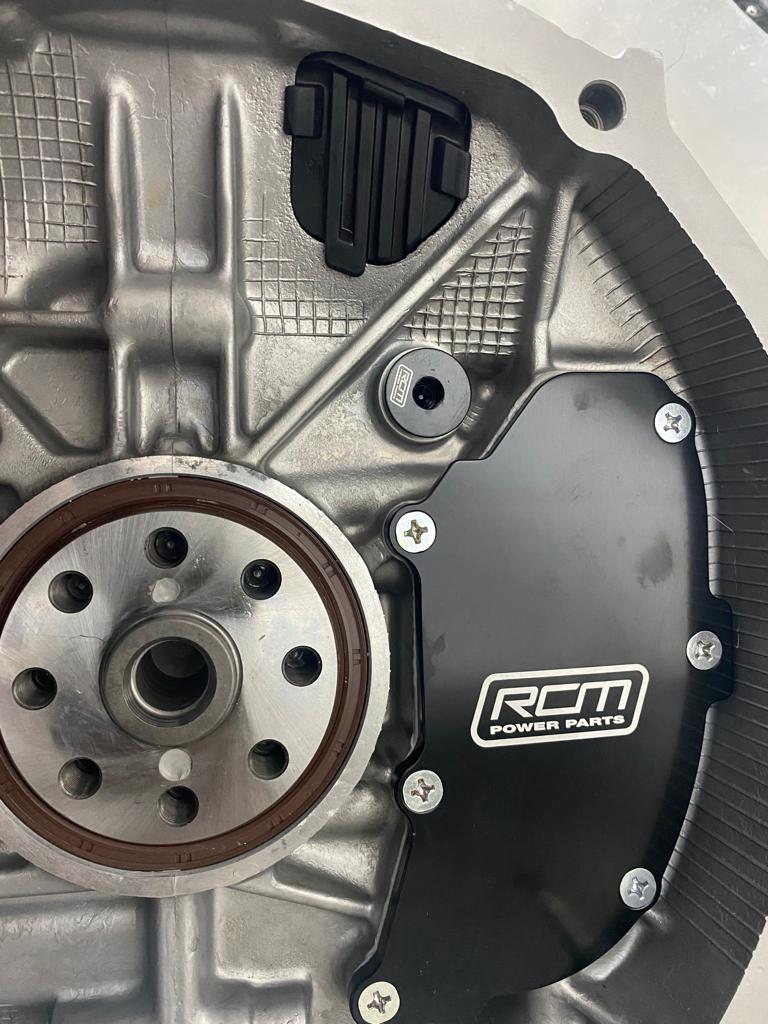 SEN1114 – view 4 Bell housing plug installed above crankshaft, engine assembly illustration only